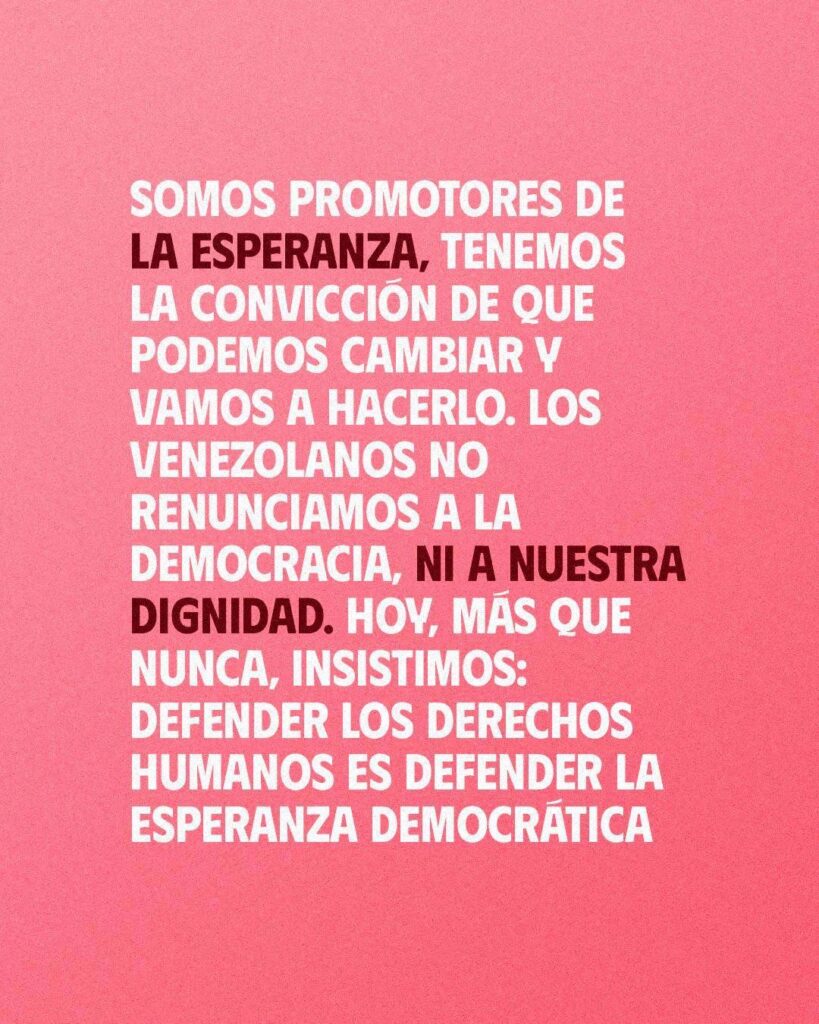 Imagen de fondo rosada con el texto en letras blancas: "Somos promotores de la esperanza, tenemos la convicción de que podemos cambiar y vamos a hacerlo. Los venezolanos y venezolanas no renunciamos a la democracia, ni a nuestra dignidad. Hoy, más que nunca, insistimos: defender los derechos humanos es defender la esperanza democrática."